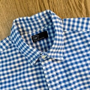 GAP Men’s Blue and White Gingham Button-Down Shirt